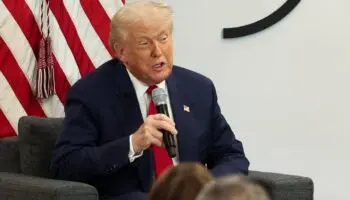 Trump se reunirá con sector empresarial de EU cuando el temor por la economía golpea a las acciones