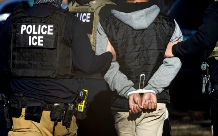 Trump destina más de 250 millones de dólares para pagar a policías que arresten migrantes