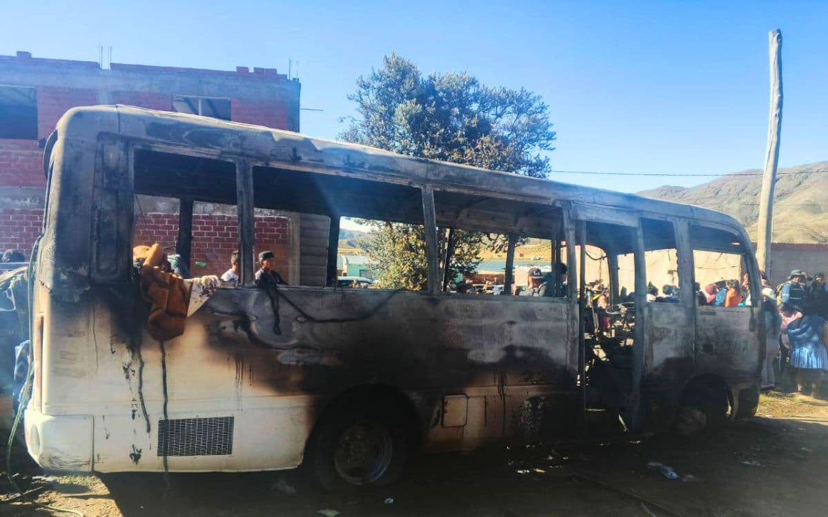 Mueren cinco niños tras incendiarse autobús escolar en Bolivia