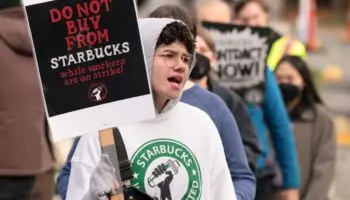 Más de 2 mil trabajadores de Starbucks inician huelga; esta es la razón