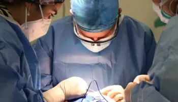 Cirujano francés es condenado por abusar sexualmente de casi 300 menores de edad