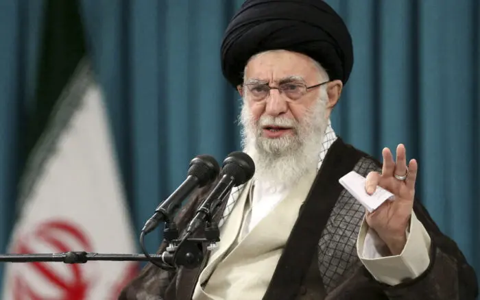 El líder supremo iraní sigue vivo "hasta donde yo sé": ministro de Exteriores de Irán