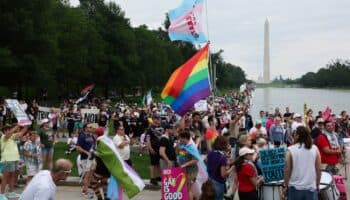 Con rabia y humor marcha del Orgullo LGBTQ+ apunta a Trump en Washington