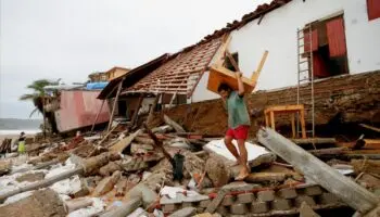 Suman dos muertos por el impacto del huracán Erick en Oaxaca