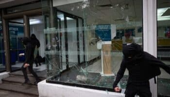 Marcha contra la gentrificación dejó 13 inmuebles con vidrios rotos; Brugada condena violencia