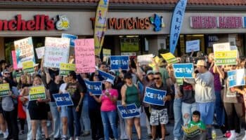 Jueza prohíbe a Trump arrestar a migrantes por su color de piel en California