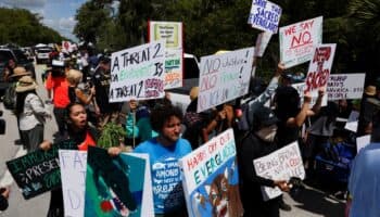 Protestas reciben a Trump durante su visita al centro Alligator Alcatraz para migrantes