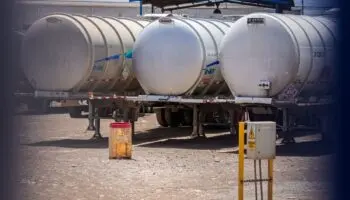 ¿Por qué hay gasolineras dando gasolina más barata que el promedio? Aristegui Noticias lo revela