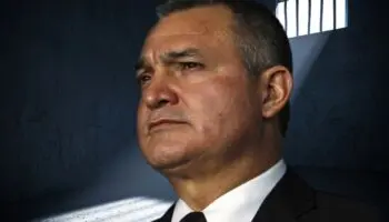 García Luna denuncia maltratos y aislamiento; pide 90 días más para apelar condena