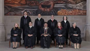 Sheinbaum cuestiona intento de la SCJ de recuperar seguro médico con recursos públicos