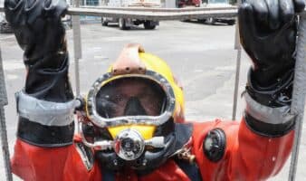 El buzo de aguas negras que combate las inundaciones en México