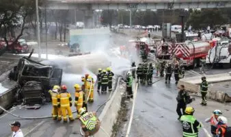 Suman 28 muertos por explosión de un camión de gas en Iztapalapa