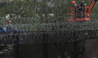 EE.UU. vuelve más hostil muro fronterizo con México al reforzar su seguridad: activistas