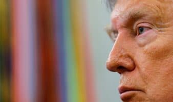 Juez impide a Trump cancelar protección migratoria de venezolanos y haitianos