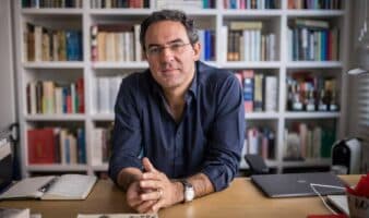 “Nunca llegamos a conocer totalmente a una persona, siempre hay un secreto más y eso es fascinante”: Juan Gabriel Vásquez