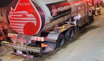 CDMX | Cae pipa con 20 mil litros de diésel en socavón de Iztacalco