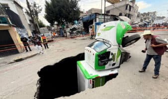 Así es el socavón de Itzapalapa en el que cayó un camión repartidor | Fotos y videos