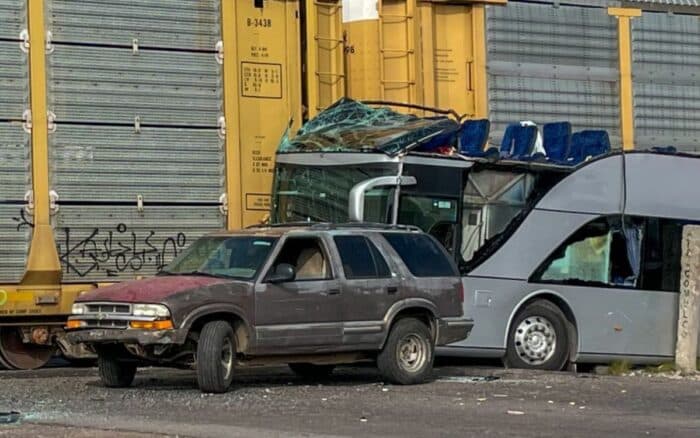 Tren arrolla autobús y deja ocho muertos en el Edomex