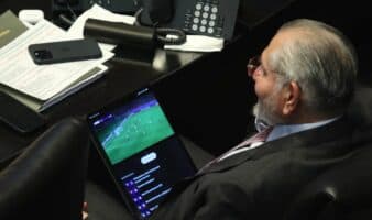 Captan a Adán Augusto viendo el partido de Barça vs PSG durante comparecencia del secretario de Hacienda
