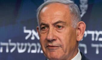 Netanyahu acorta audiencia judicial tras argumentar que tiene gripa