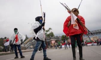 Indígenas hieren con flechas a cuatro policías en protesta ante Embajada de EE.UU. en Bogotá