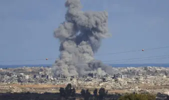 Israel bombardea por tierra, mar y aire el norte y sur de Gaza pese al alto el fuego