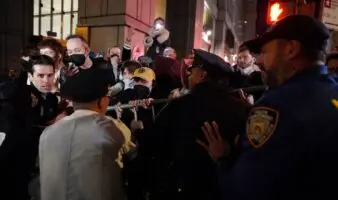 NY afirma que la ciudad no coopera con ICE tras enfrentamientos durante redadas