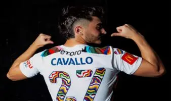 'El futbol masculino es un lugar muy tóxico para ser gay': Josh Cavallo | Video