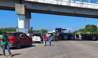 Productores de Oaxaca bloquean carretera por precio injusto de maíz y sorgo