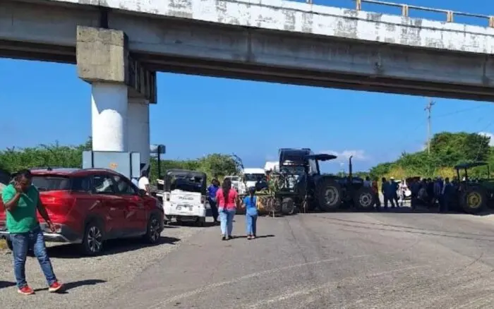 Productores de Oaxaca bloquean carretera por precio injusto de maíz y sorgo