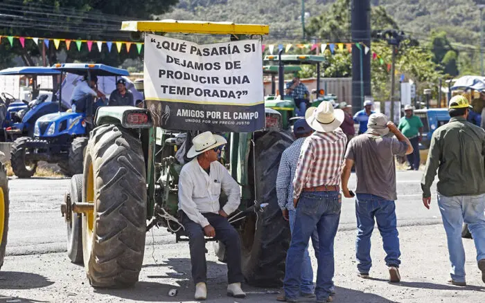 Aristegui en Vivo: Agricultores rechazan propuesta del gobierno; ¿qué pasará con los aranceles?;  Álvarez Puga, detenido (28/10/2025)