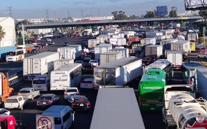 Transportistas de pipas mantienen bloqueada la autopista México–Querétaro