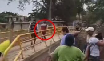 Videos | Lanzan lodo y corren a alcaldesa de Álamo; ‘¡Hasta ahora te presentas!', le reclaman habitantes