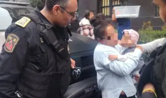 Bebé se asfixiaba con una hoja de árbol hasta que policías auxiliaron | Video