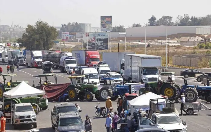 Transportistas exigen soluciones mientras CANACINTRA pide diálogo