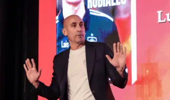 Lanzan huevos a Luis Rubiales en presentación de su libro; atacante es su tío | Video