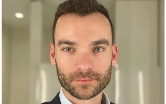 Agente demanda al FBI por despedirlo tras colocar bandera LGBTIQ+ en su oficina