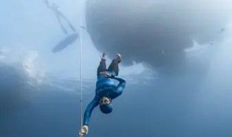 Rompe ucraniana su récord mundial de apnea o buceo libre | Video