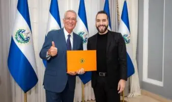 Salinas Pliego es recibido por Nayib Bukele en El Salvador