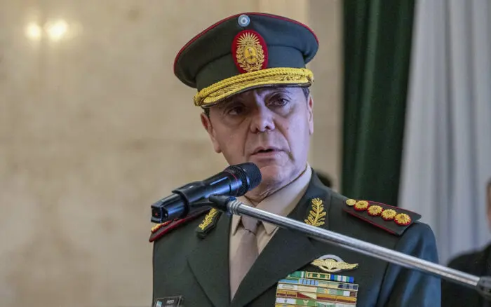 Milei nombra a un militar como ministro de Defensa por primera vez en democracia