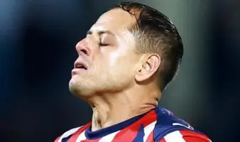 "Chicharito" Hernández falla penal y Chivas queda fuera de la Liguilla