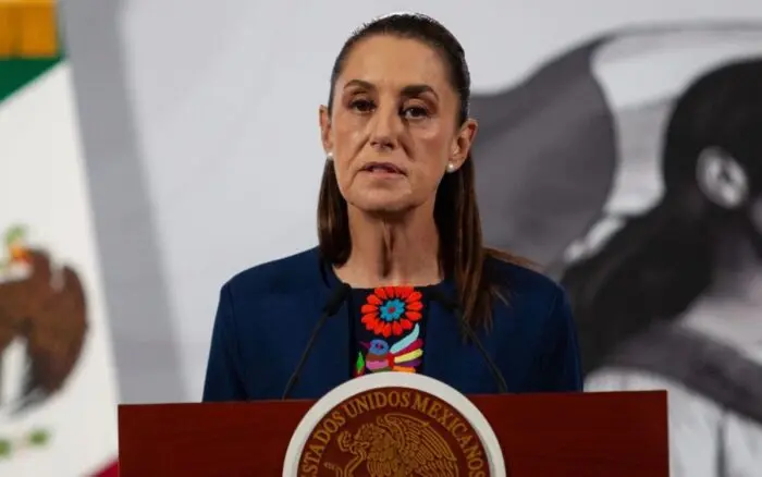 Sheinbaum envía condolencias tras caída de avión en Texas que dejó cinco muertos
