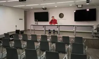 Dejan solo a Noroña; truena contra medios y Grecia Quiroz frente a sillas vacías