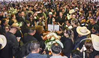 Aristegui en Vivo: Ola de indignación por asesinato de Carlos Manzo; abuchean a gobernador y causan destrozos en Palacio de Gobierno (03/11/2025)