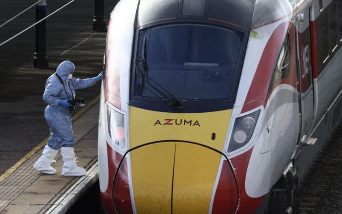 Detenidos por apuñalamientos en un tren son británicos y 'nada sugiere motivo terrorista'