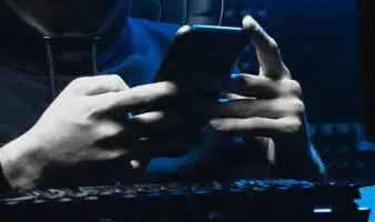 Investigan a estudiantes por crear 'catálogo pornográfico' con IA de alumnas en secundaria de Zacatecas; hay 400 víctimas