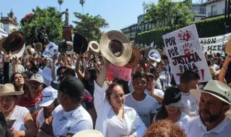 Familiares y miles de ciudadanos participaron en marcha por Carlos Manzo en Uruapan