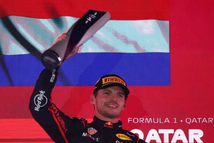 Verstappen gana en Qatar y asegura un duelo a tres bandas por el título