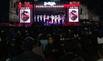 Miles llenan el Zócalo para recordar a Juan Gabriel