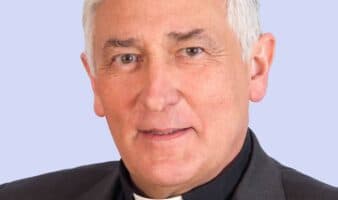 Vaticano abre investigación contra obispo por abusos contra adolescente